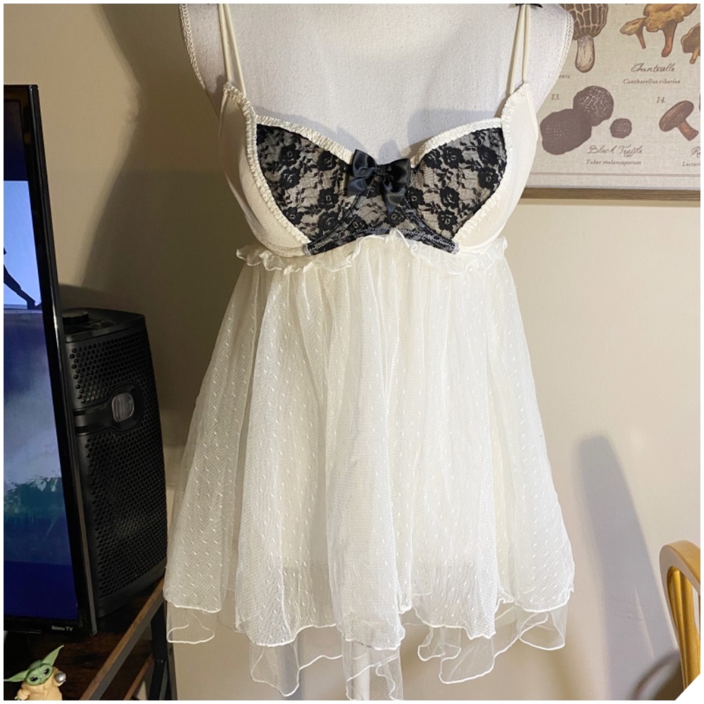 VS White w/Black Slightly Puff Nighty; 36C